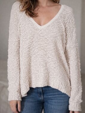 Free People Cream Popcorn Knit Oversized V Neck Sweater sz M Pullover Top Cozy